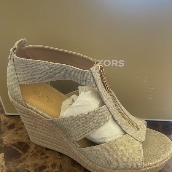 Michael Kors Metallic Linen
Damita Wedge - Picture 10 of 11